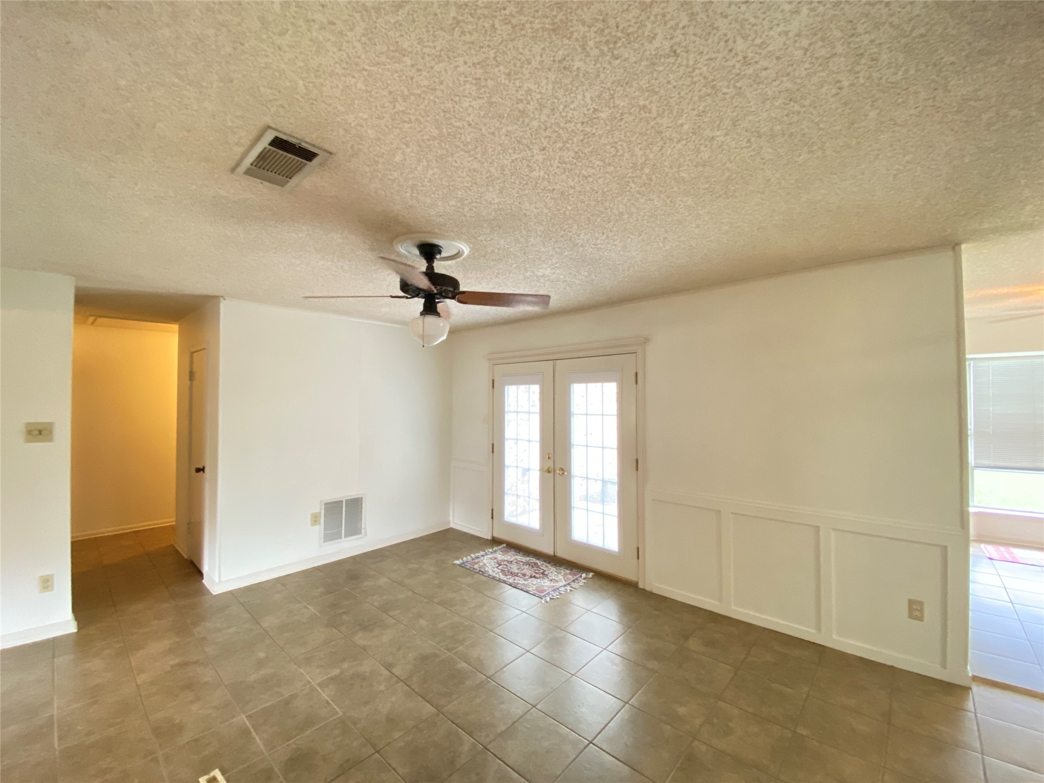 2233 Ripple Creek Drive Rosenberg, TX 77471 - Photo 9 of 39 a view of a livingroom with a ceiling fan and window