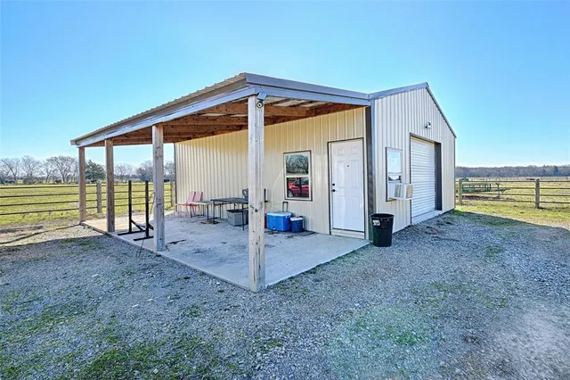 a view of a house with backyard and porch