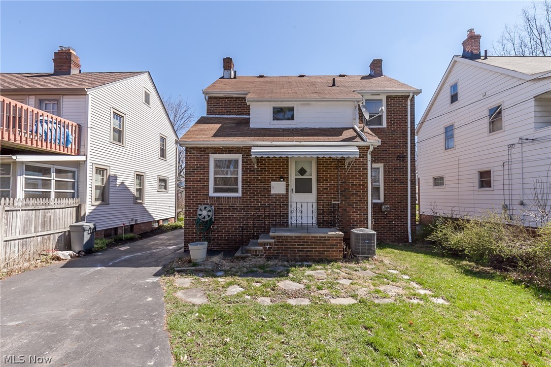 2212 Barrington Road Cleveland, OH 44118 - Photo 5 of 35