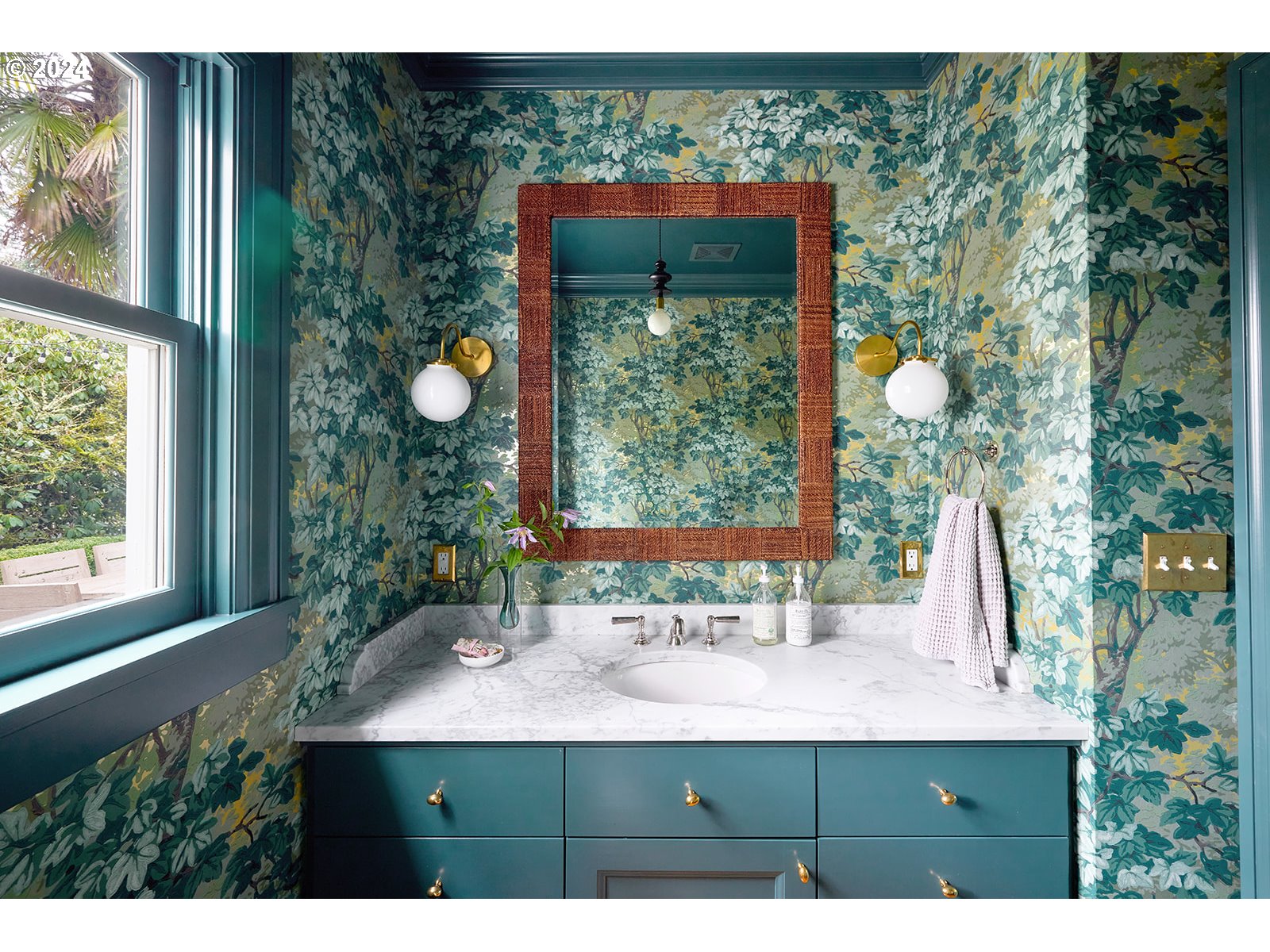 1128 South Military Road Portland, OR 97219 - Photo 23 of 48 Bathroom