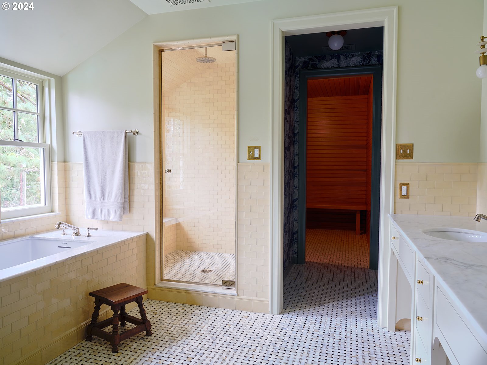 1128 South Military Road Portland, OR 97219 - Photo 28 of 48 Sauna