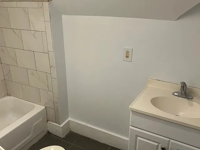 $2,000 | 483 Pontiac Avenue, Unit 3, Cranston, RI 02910