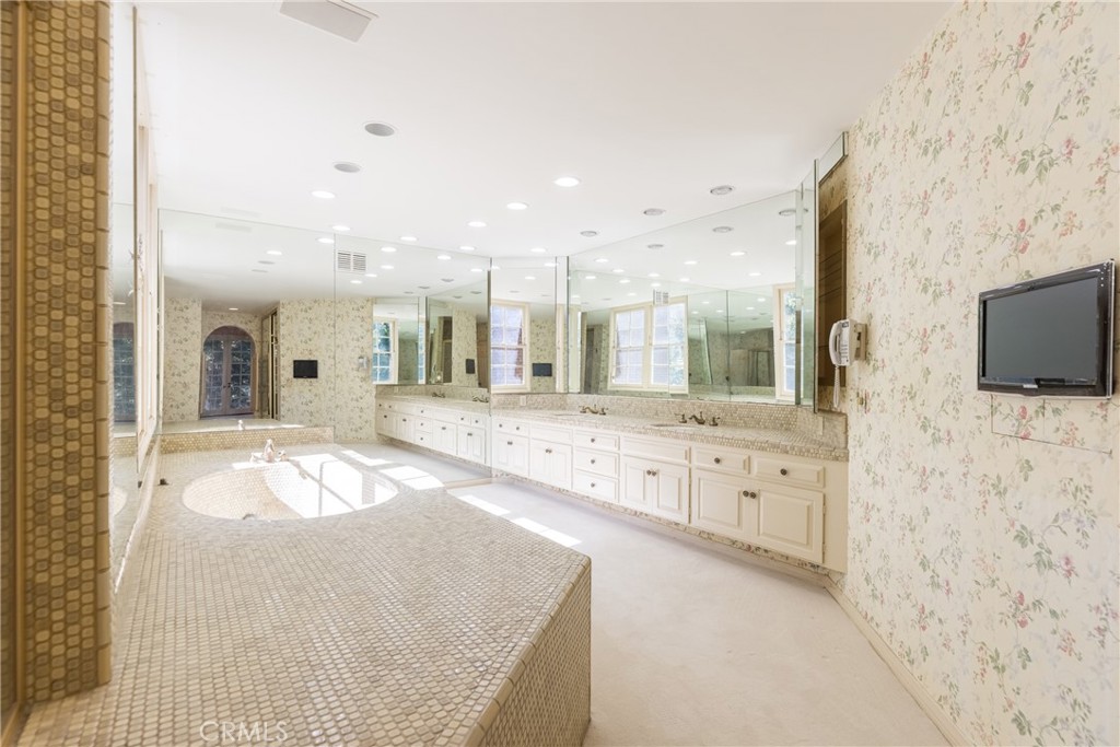 12386 Ridge Circle Los Angeles, CA 90049 - Photo 38 of 56 a large bathroom with double vanity and a bathtub