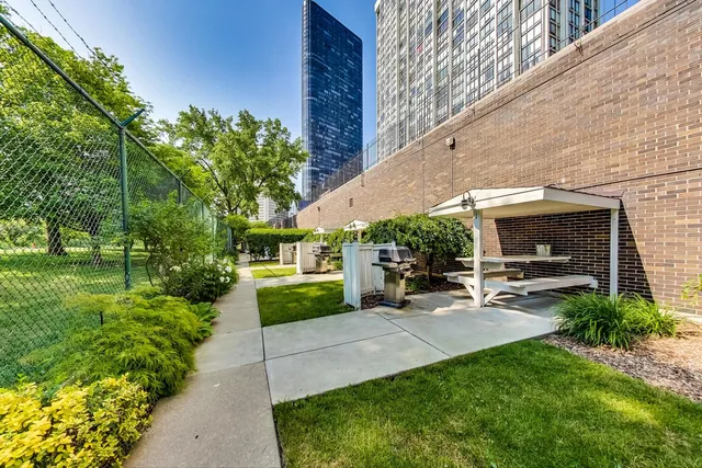 $172,900 | 5455 North Sheridan Road, Unit 1015, Chicago, IL 60640