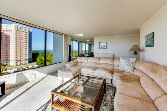 $172,900 | 5455 North Sheridan Road, Unit 1015, Chicago, IL 60640