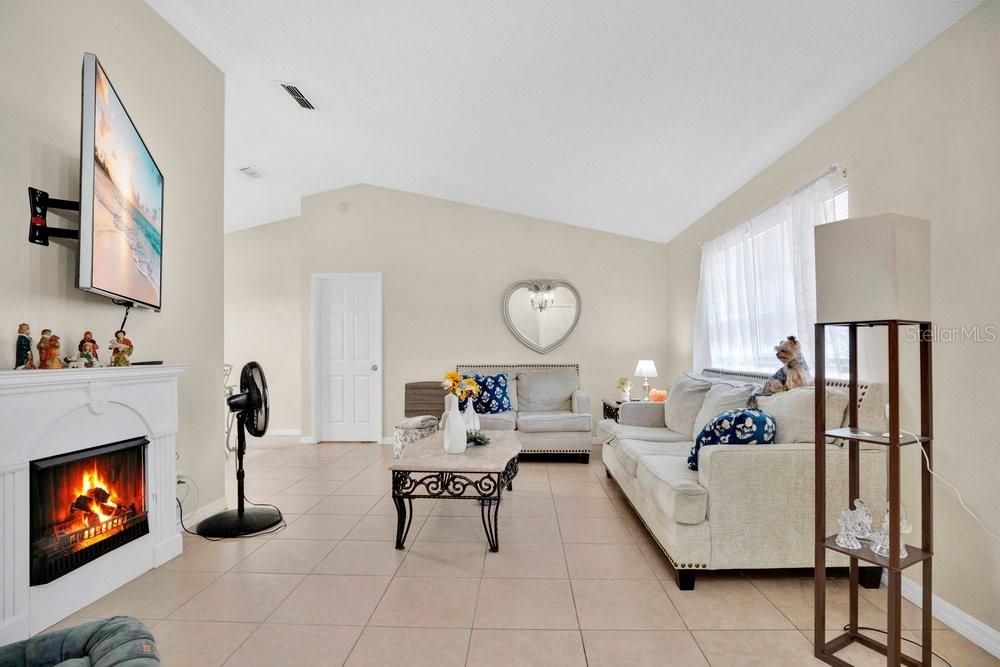 1141 Doyle Road Deltona, FL 32725 - Photo 6 of 37 Gallery Image 6