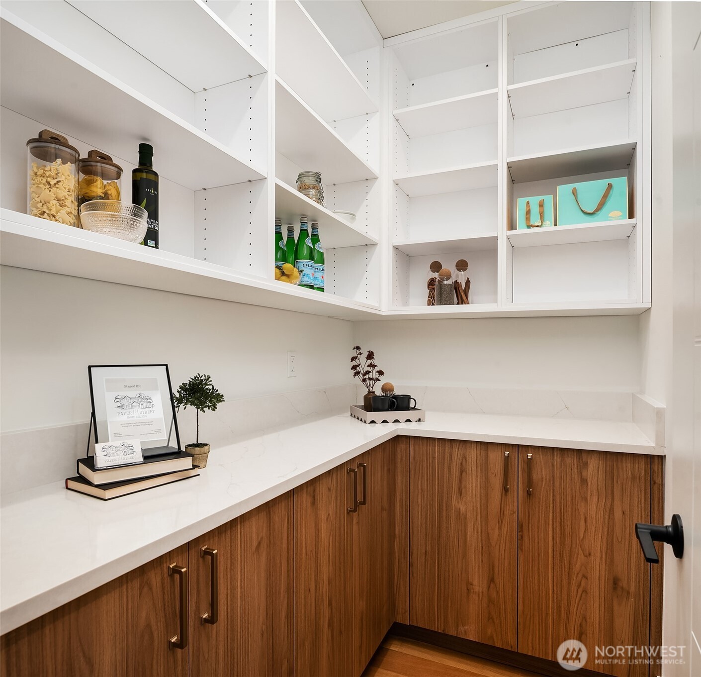 9711 44th Avenue Southwest Seattle, WA 98136 - Photo 6 of 40 Gallery Image 6