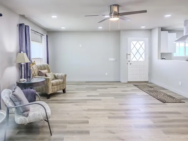 a view of livingroom with furniture