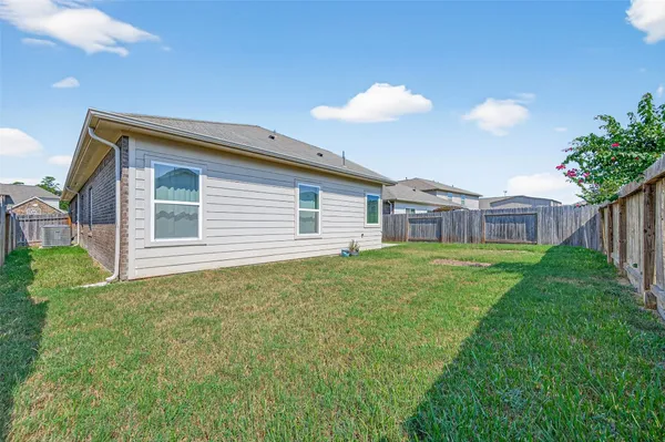 a view of a house with backyard and a garden