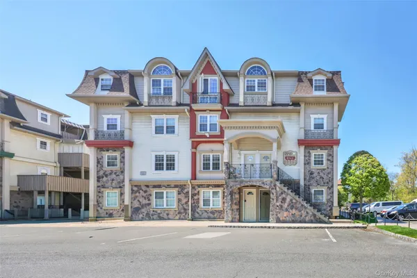 $739,000 | 8 Elm Street, Unit 211, Spring Valley, NY 10977