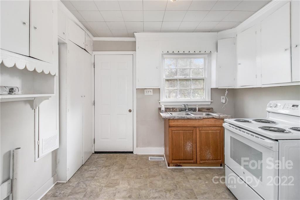 2721 Mayflower Road Charlotte, NC 28208 - Photo 4 of 19 Gallery Image 4