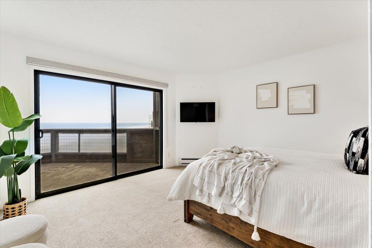 101 Shell Road, Unit 62 Watsonville, CA 95076 - Photo 13 of 38 a bedroom with a bed and a flat tv screen