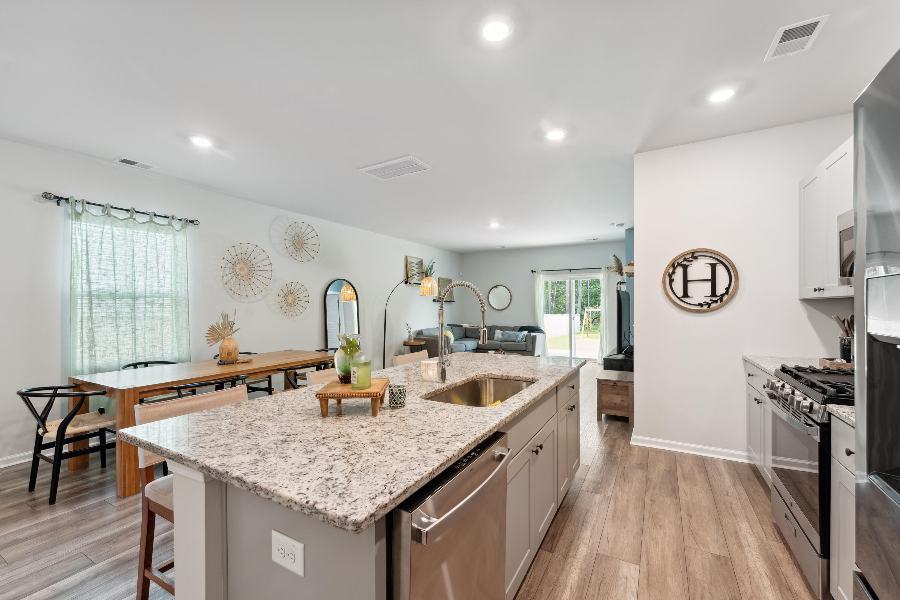 575 Spanish Wells Road Summerville, SC 29486 - Photo 8 of 24 Kitchen & Dining Area