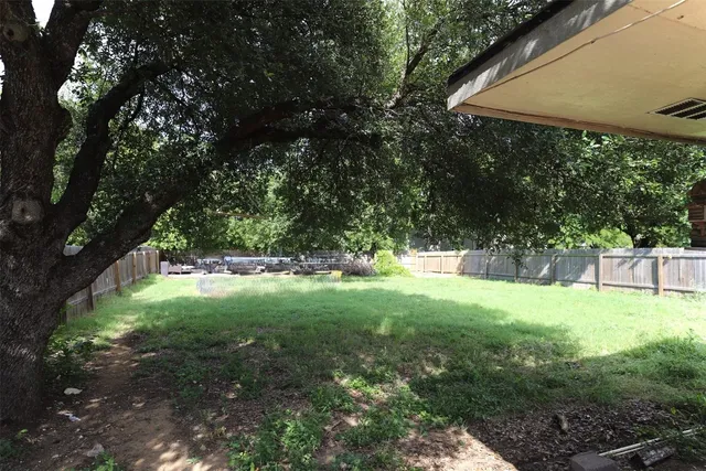 a view of yard with a small yard