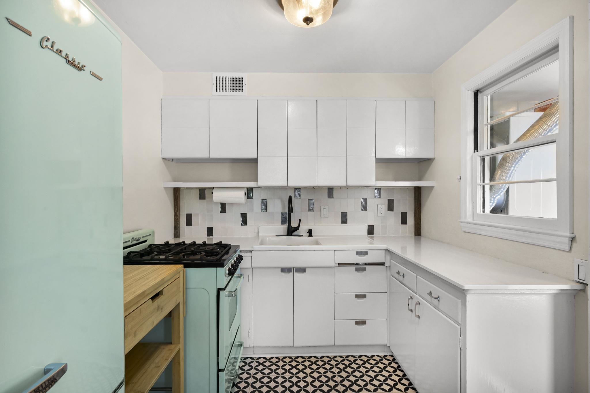 326 South Midvale Boulevard Madison, WI 53705 - Photo 10 of 31