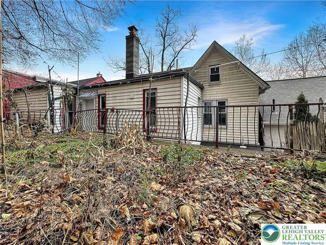 a sign that is on the side of the road