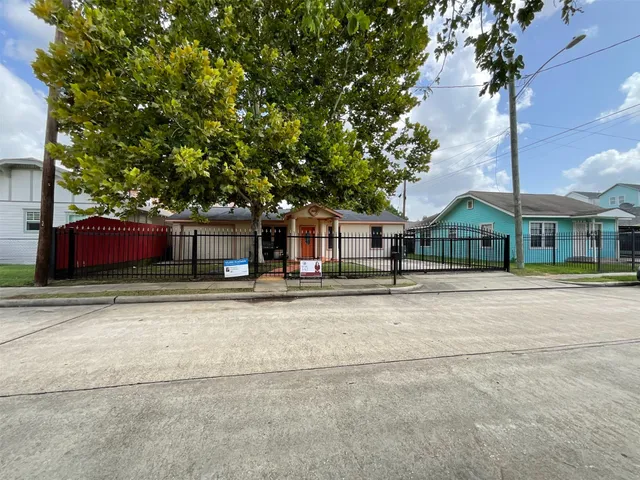 $325,000 | 910 Coronado Street, Houston, TX 77009