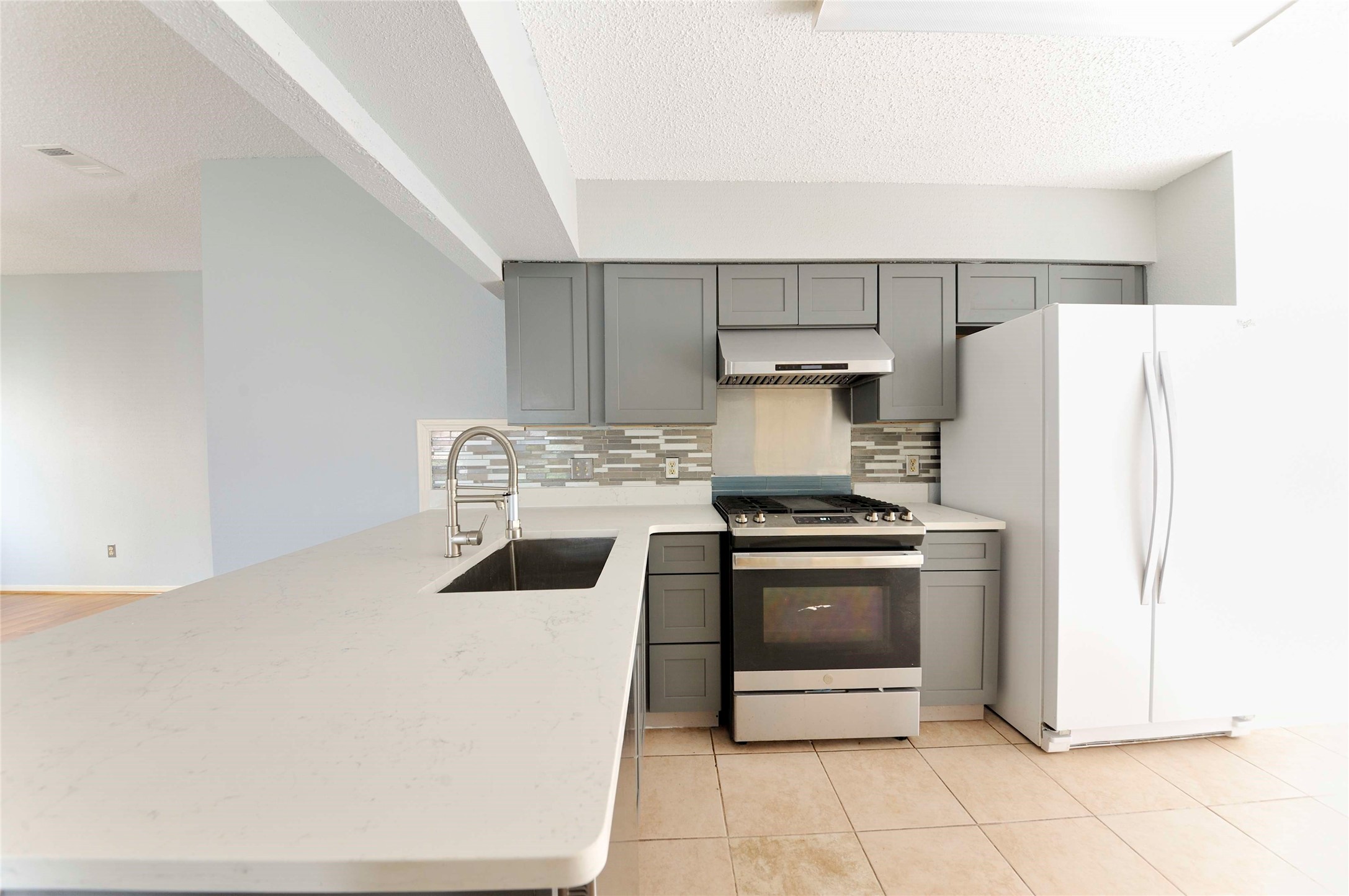 3219 Pecan Draw Court Sugar Land, TX 77479 - Photo 5 of 20 a kitchen with a stove a refrigerator and a sink