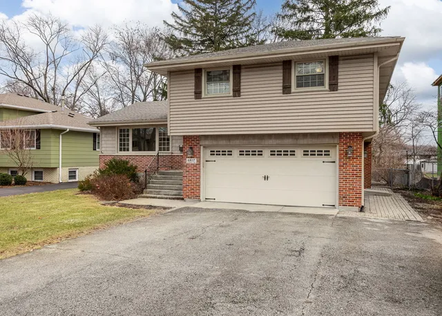 $700,000 | 4817 Stonewall Avenue, Downers Grove, IL 60515