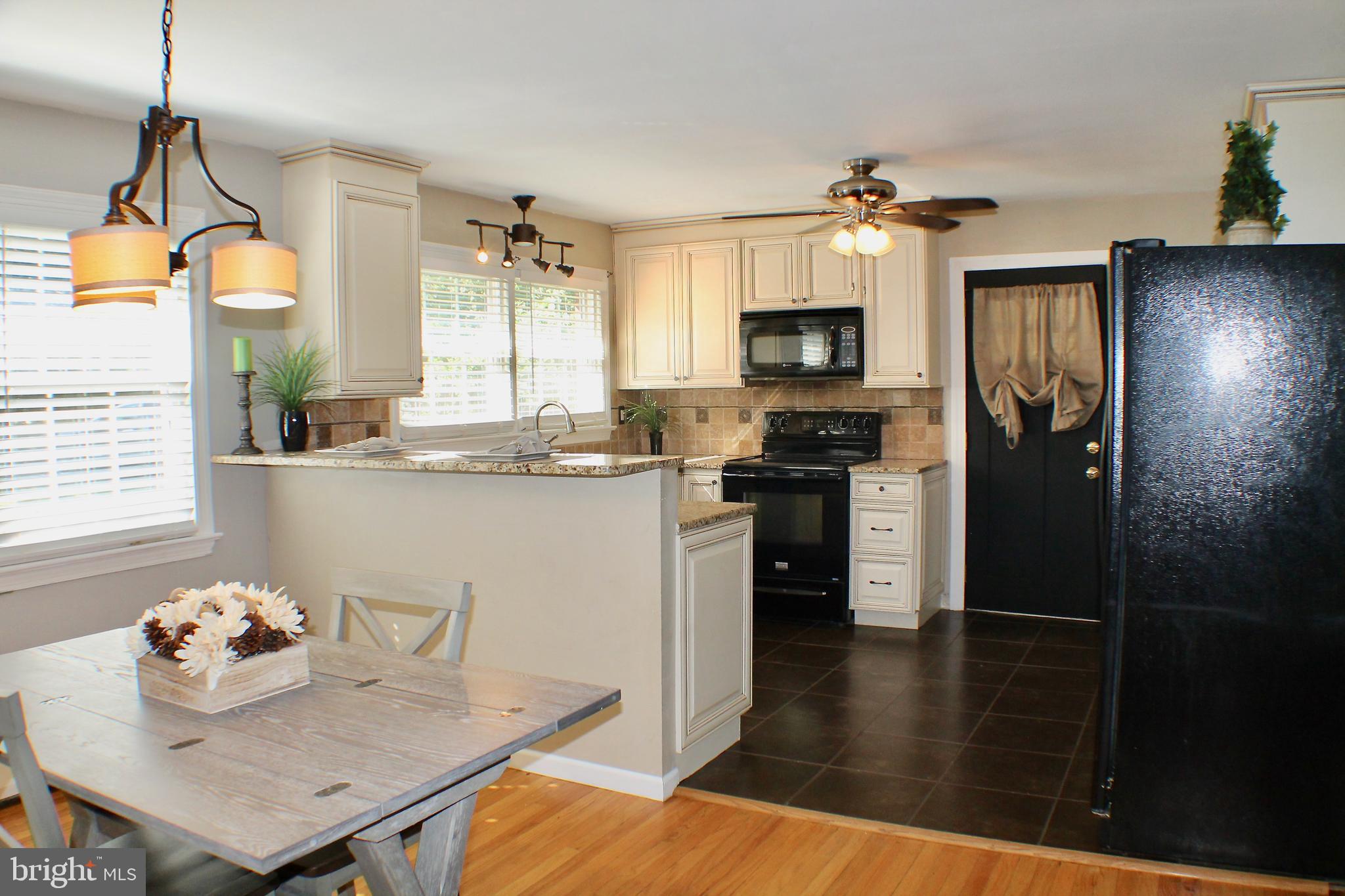 204 River Road Washington Crossing, PA 18977 - Photo 7 of 31 Dining Room/Kitchen