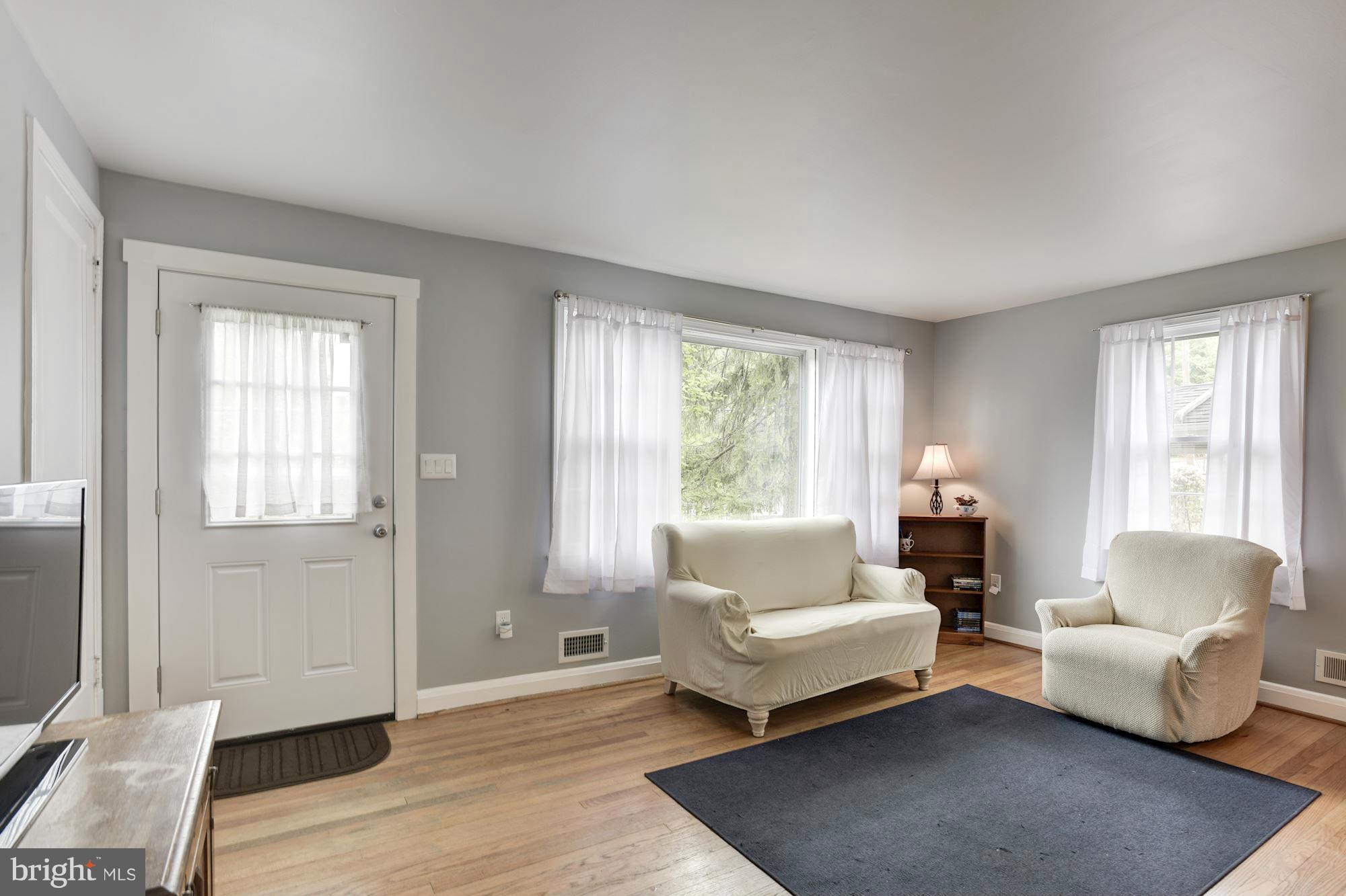 6407 Banbury Road Baltimore, MD 21239 - Photo 5 of 26 Lots of light