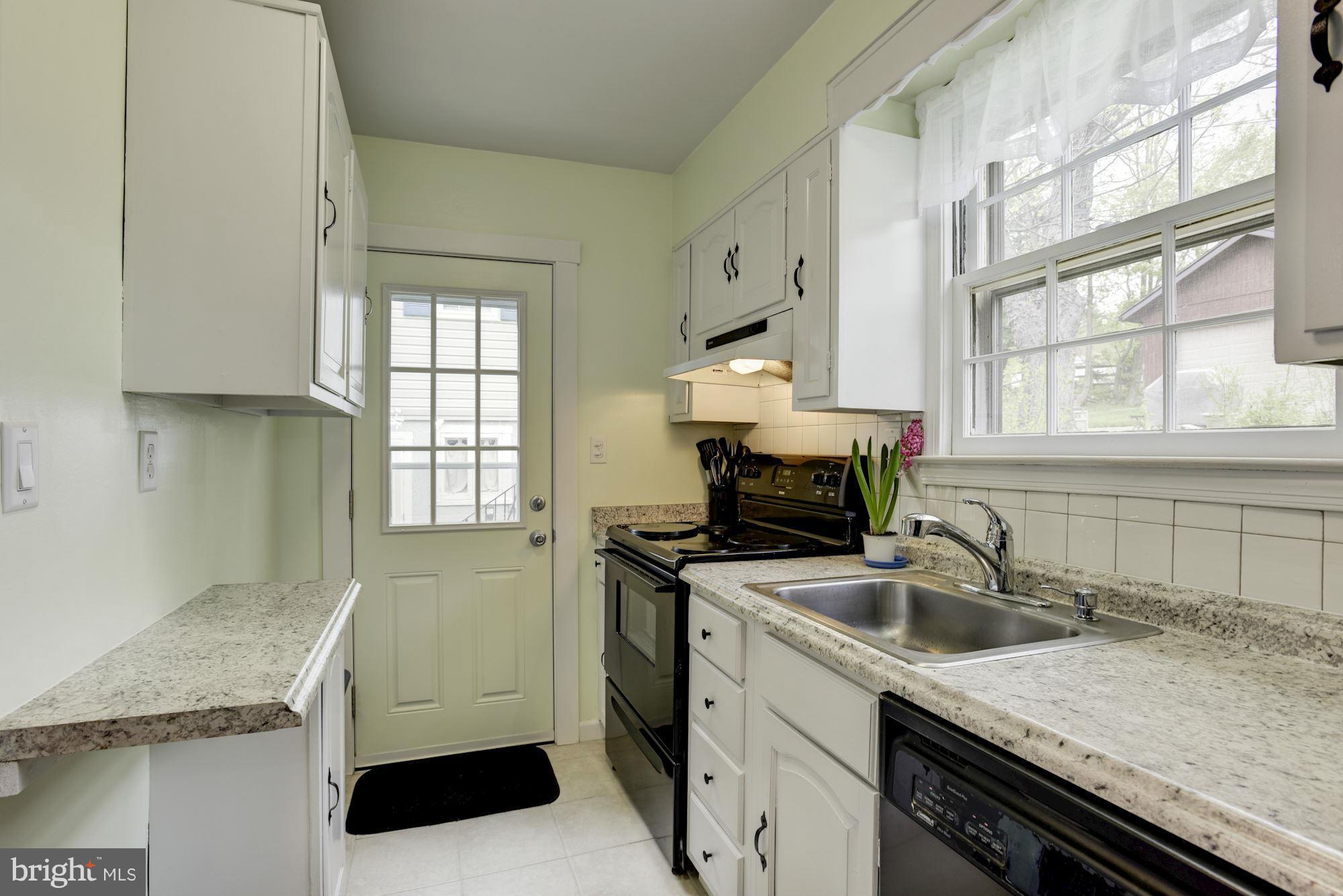 6407 Banbury Road Baltimore, MD 21239 - Photo 10 of 26 Enough space for a breakfast bar