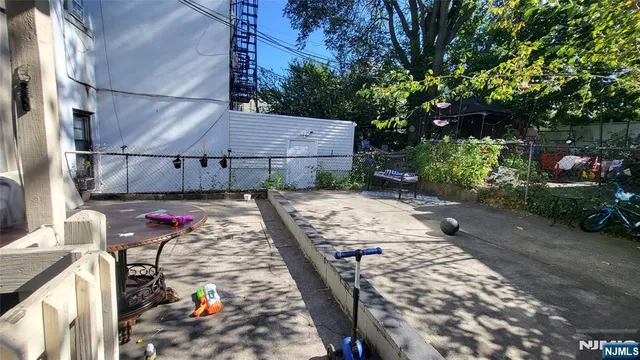 a view of a backyard