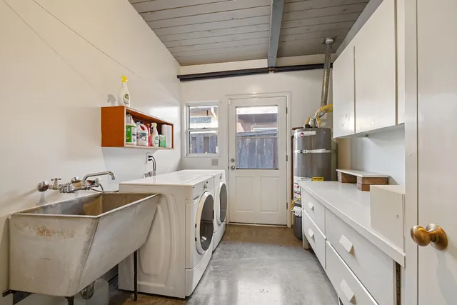 a view of a livingroom with workspace