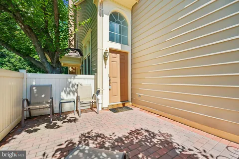$750,000 | 5823 Linden Square Court, Unit 52, Rockville, MD 20852