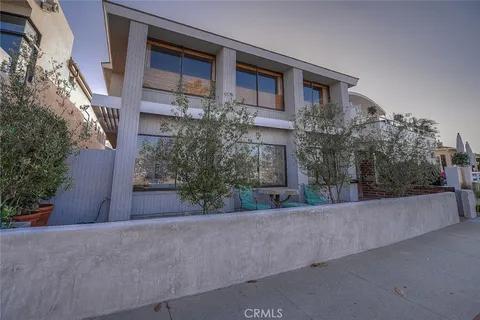 a house view with a outdoor space