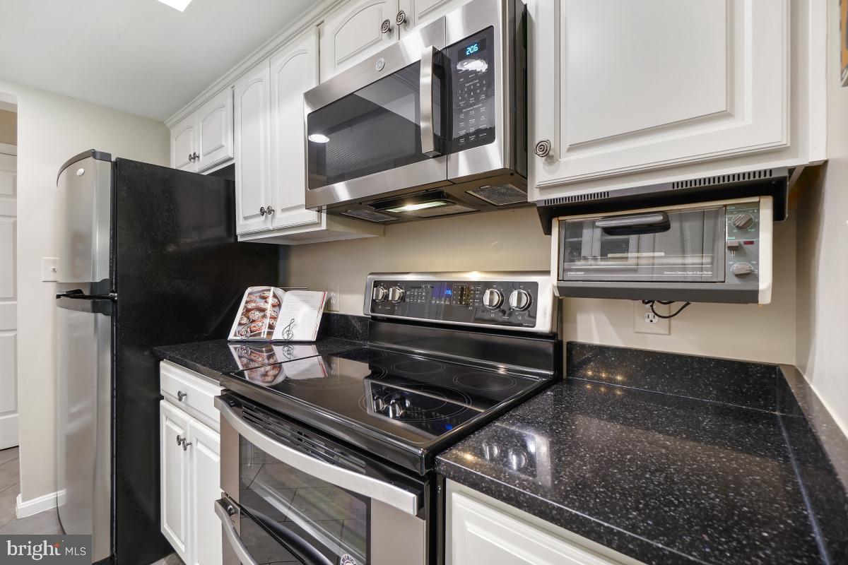 804 Amber Tree Court, Unit 804103 Gaithersburg, MD 20878 - Photo 7 of 30 Double Oven