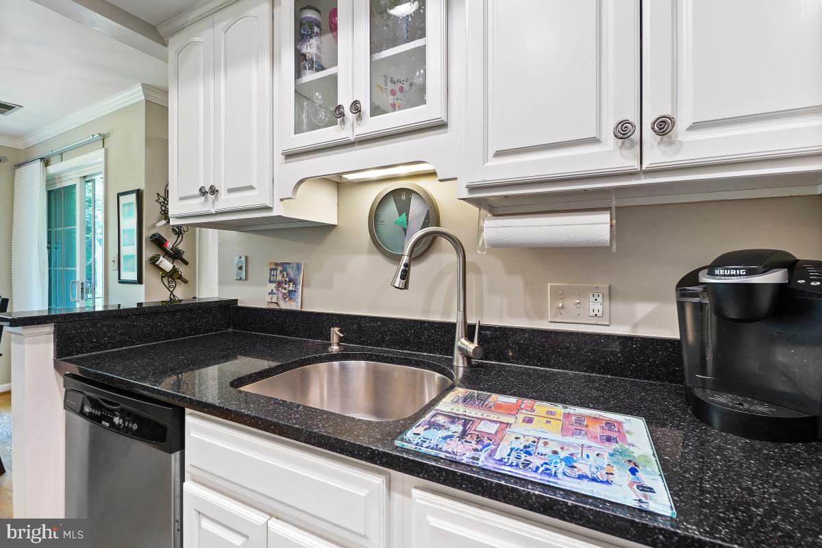 804 Amber Tree Court, Unit 804103 Gaithersburg, MD 20878 - Photo 8 of 30 Kitchen