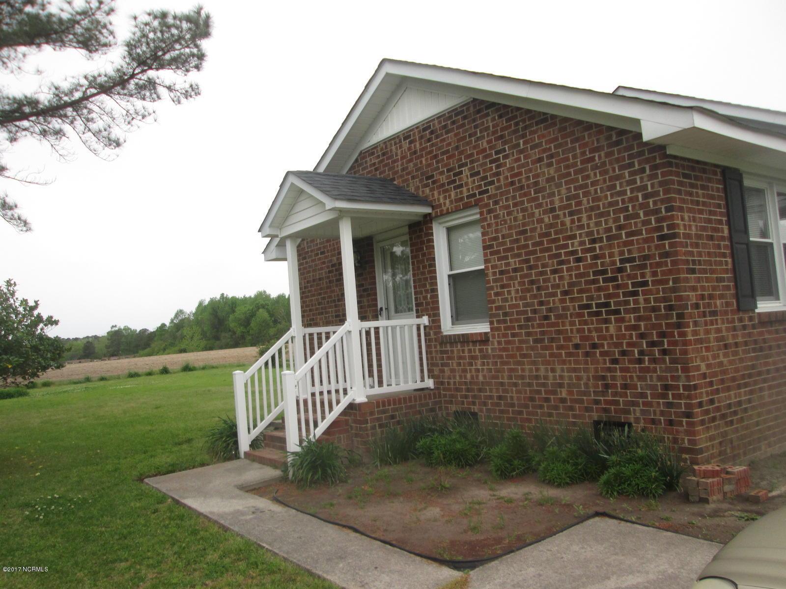 3852 Robin Road Ayden, NC 28513 - Photo 12 of 42 Robin side stoop