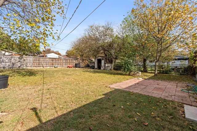 a view of yard with tree
