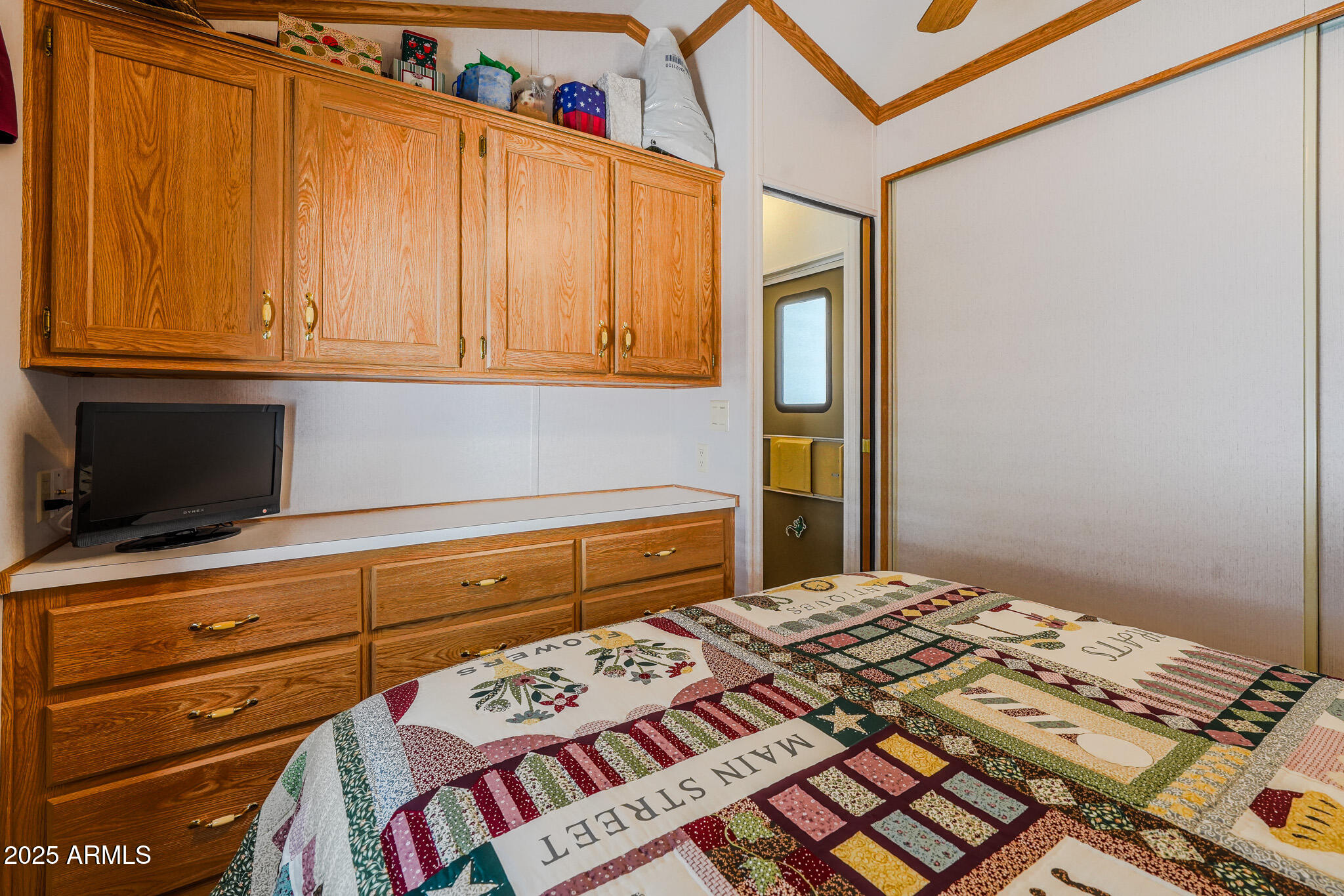 21282 Escapees Way, Unit 409 Congress, AZ 85332 - Photo 13 of 33 a bedroom with a bed and a window