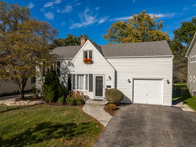 a view of a house with backyard and garden