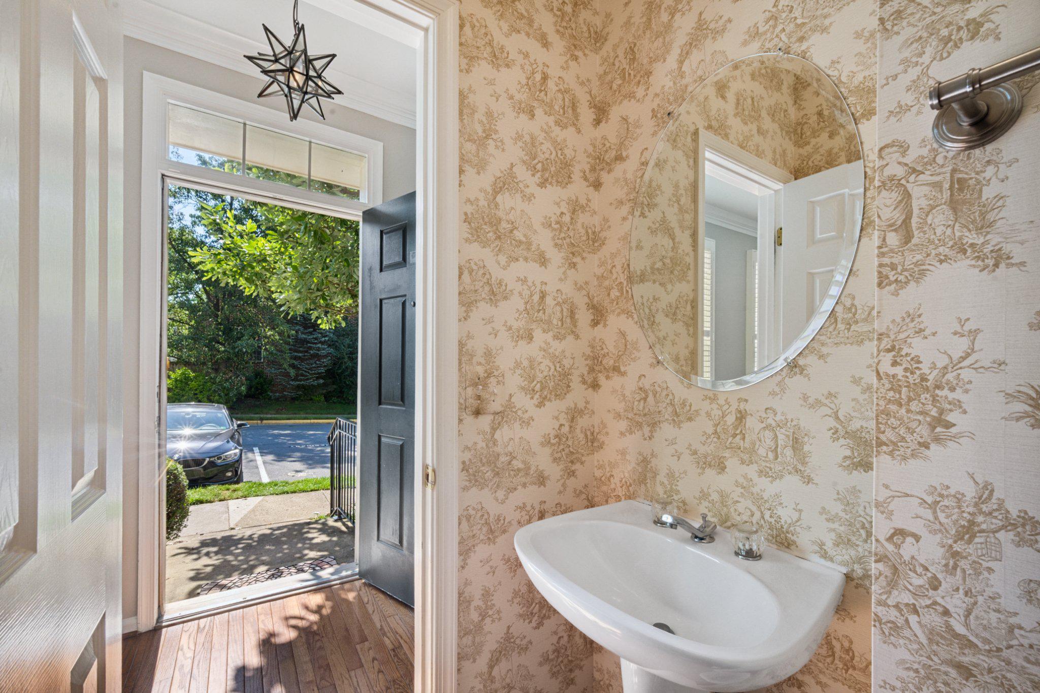 1319 Vintage Place Reston, VA 20194 - Photo 27 of 37 Main Level Powder Room