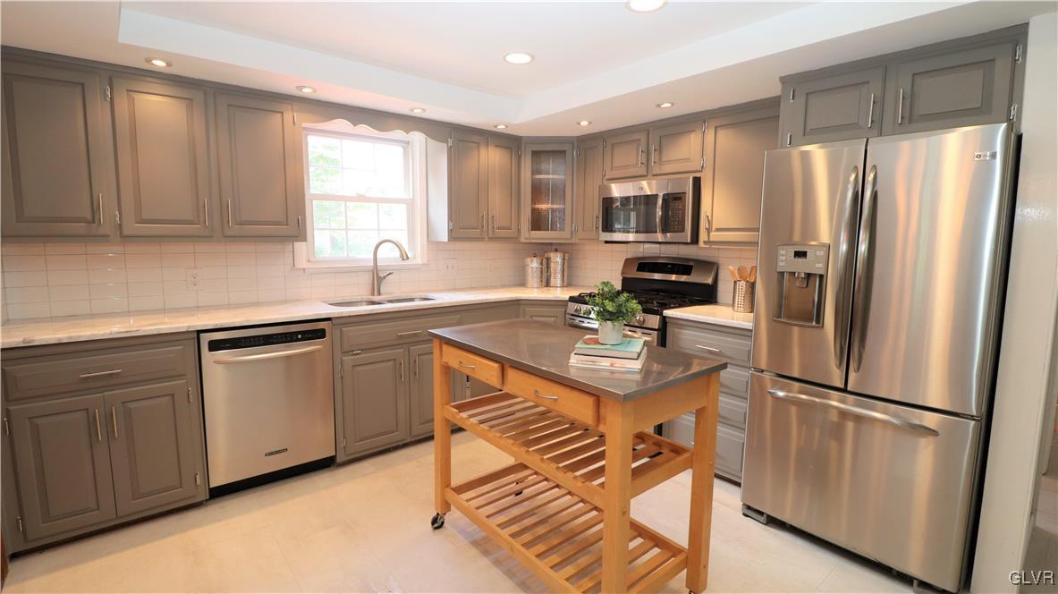 3842 Oakland Road Bethlehem, PA 18020 - Photo 6 of 40 Gallery Image 6