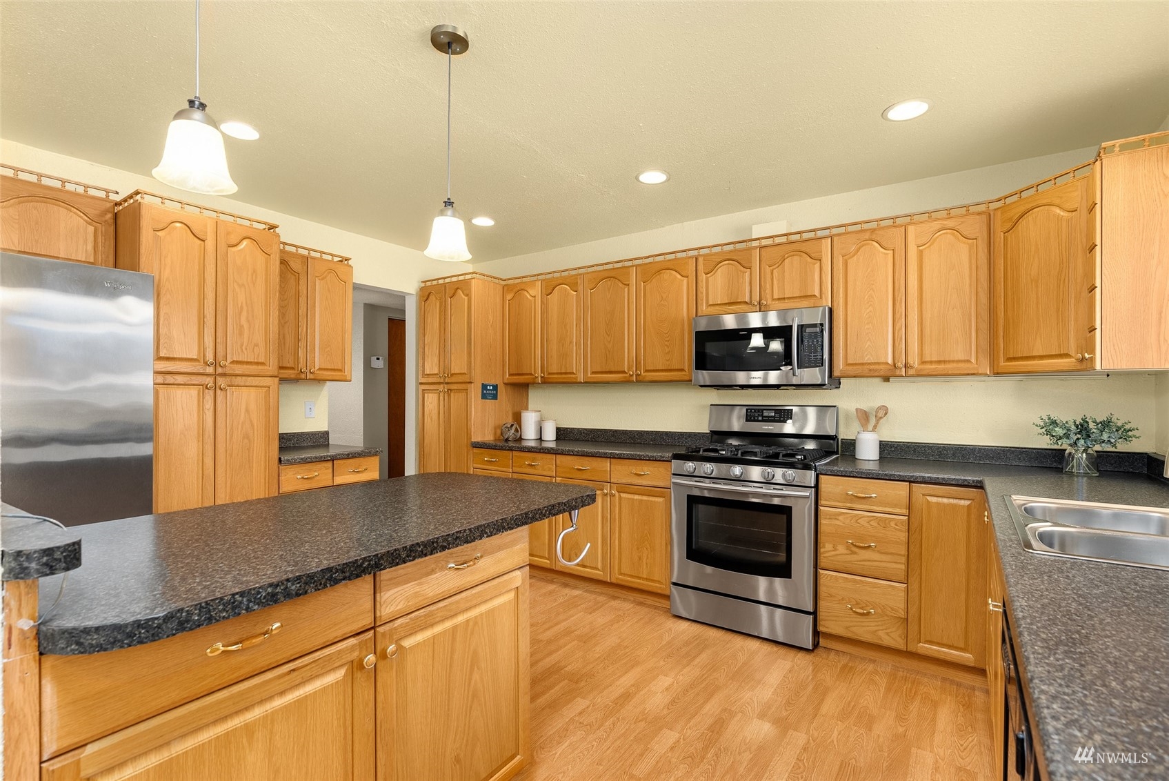 14033 145th Avenue Southeast Renton, WA 98059 - Photo 4 of 22 Gallery Image 4