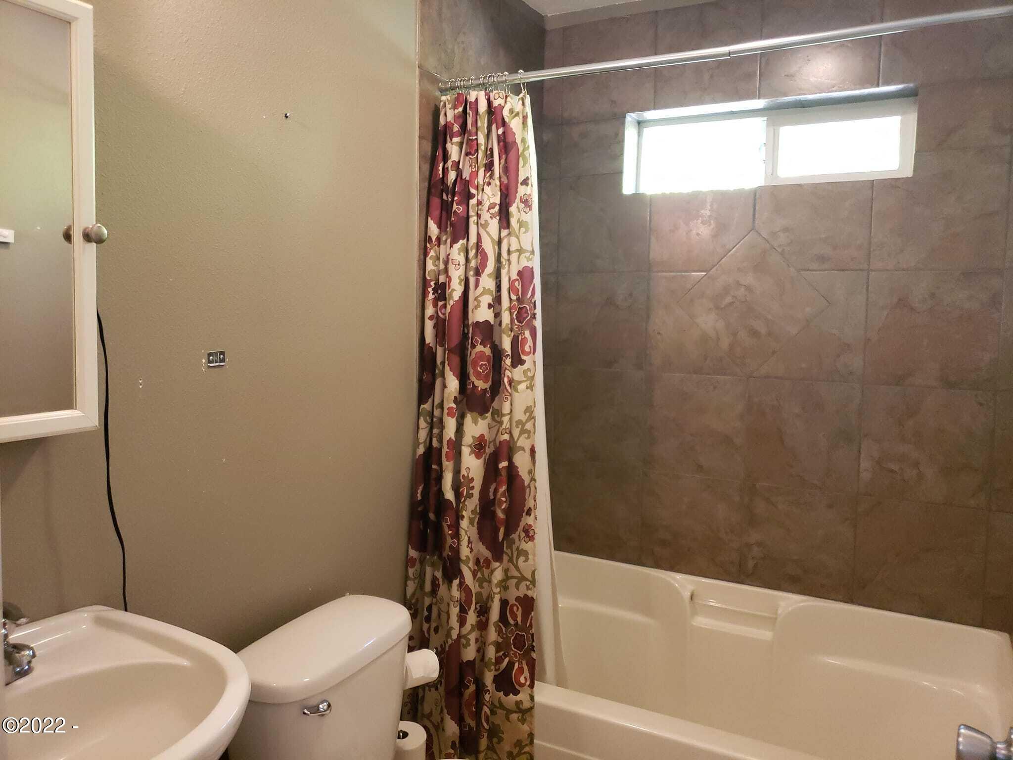 2005 Northwest View Ridge Drive Waldport, OR 97394 - Photo 13 of 17 bath1
