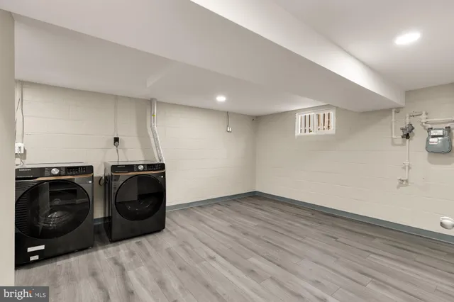 a view of a livingroom with washer and dryer