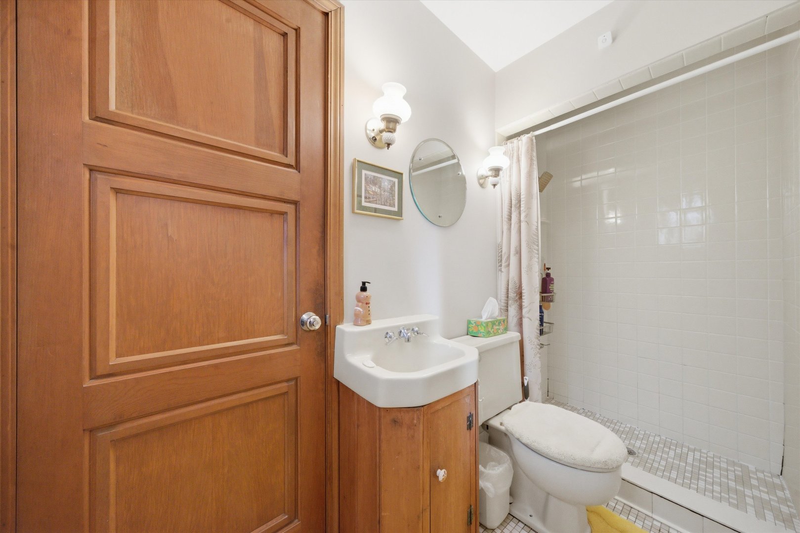 330 Ferndale Avenue Elmhurst, IL 60126 - Photo 22 of 36 a bathroom with a sink a toilet and shower