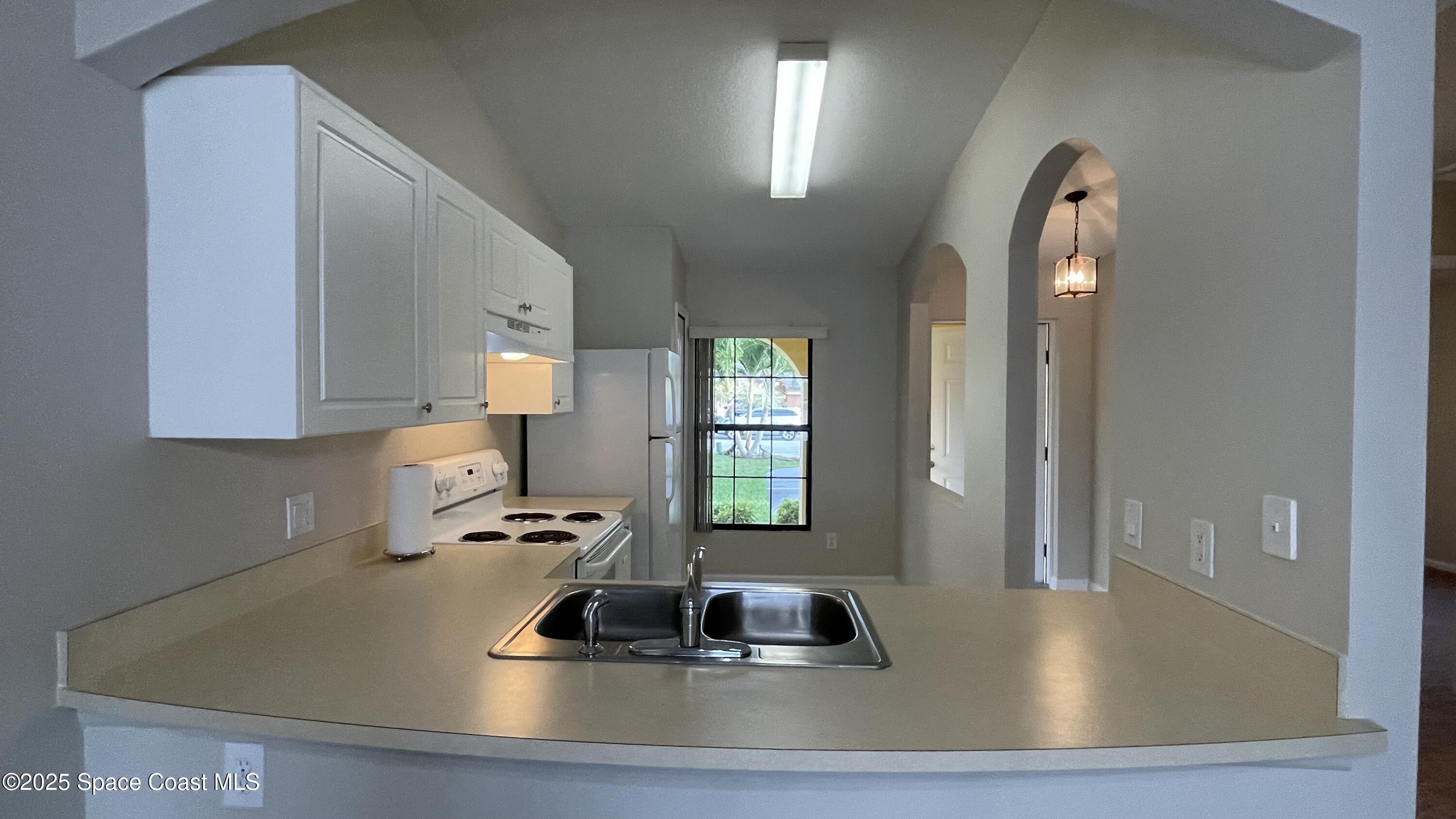 975 Luminary Circle, Unit 103 Melbourne, FL 32901 - Photo 26 of 70 Kitchen with bar