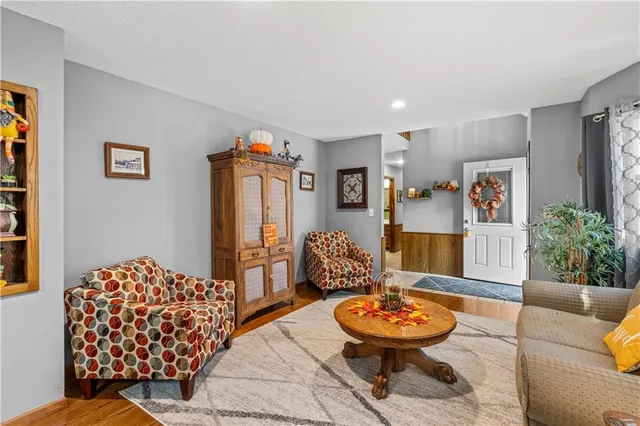 $339,995 | 14863 East Redcoat Road, Nevada, MO 64772