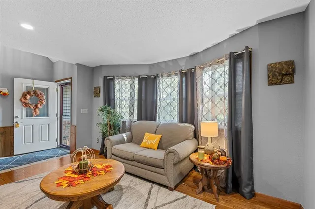 $339,995 | 14863 East Redcoat Road, Nevada, MO 64772