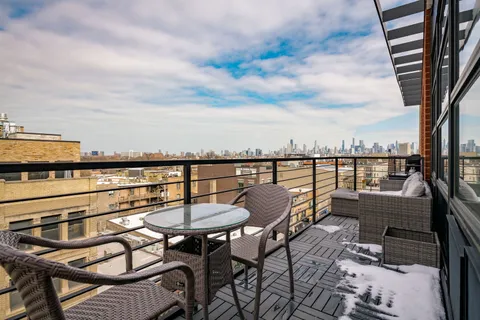 $575,000 | 2045 West Concord Place, Unit 604, Chicago, IL 60647