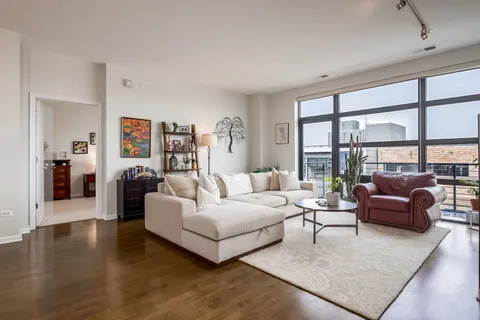 $575,000 | 2045 West Concord Place, Unit 604, Chicago, IL 60647