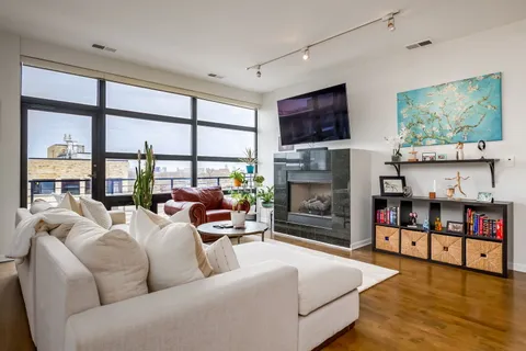 $575,000 | 2045 West Concord Place, Unit 604, Chicago, IL 60647