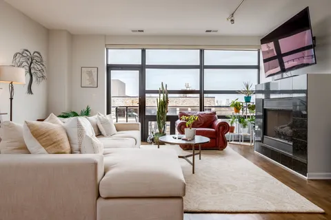 $575,000 | 2045 West Concord Place, Unit 604, Chicago, IL 60647