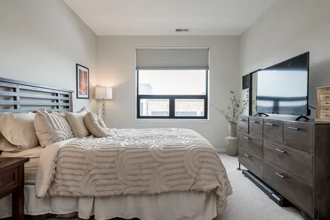 $575,000 | 2045 West Concord Place, Unit 604, Chicago, IL 60647